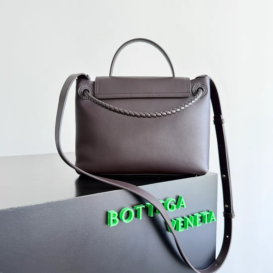 Batch 2060 BottegaVeneta Latest Ciao Ciao Bag Silky cowhide two-way flap handbag with signature twist detail, hidden hook closure, flap can be fastened to the front or attached to the INTRECCIATO woven internal pocket, comes with an adjustable and removable crossbody strap, internal compartment, and also features a zippered pocket. The surprise flap has various shapes. Style 1 - Cover the bag surface, exposing the knot and knot decoration. Style 2 - Place the flap inside the bag. A buckle is also designed. Style 3 - The U-shaped position of the top handle in the hand bag. Style No.: 835835 Size: 26*19*10.5cm